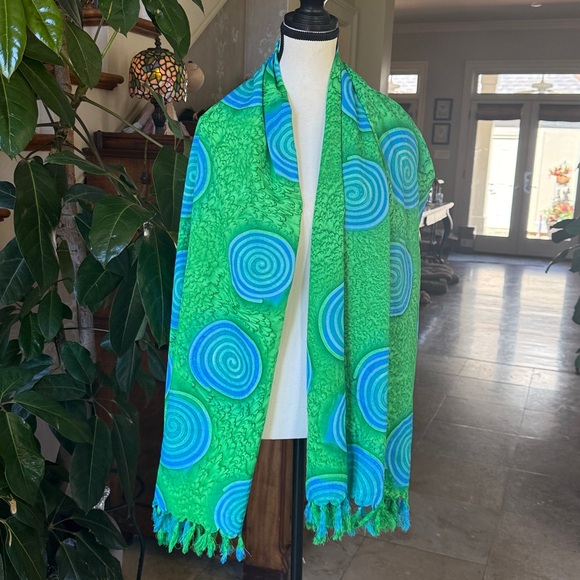 SCARF/WRAP ladies, vibrant, green and blue with tassels excellent condition - Picture 7 of 11